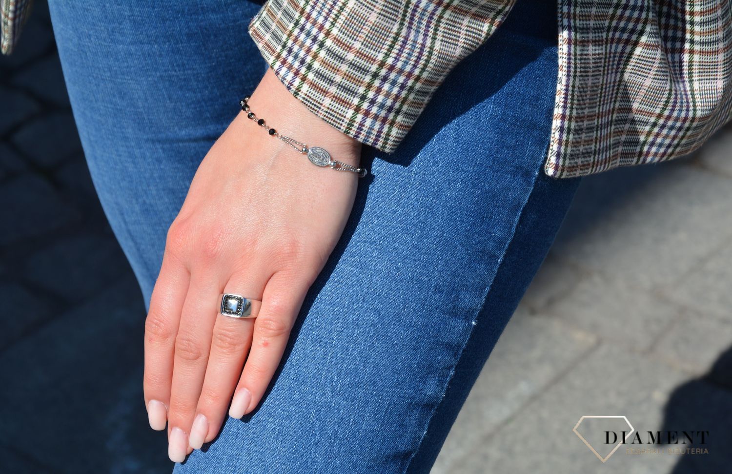 Srebrny sygnet z czarnymi cyrkoniami Dall'Acqua. Dodatek spodoba się kobiecie kochającej minimalizm, nowoczesność i elegancję. Prawdziweaaa srebro. Sygnety damskie (2).jpg